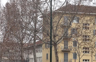 Si stacca un pezzo d’intonaco, alloggio Atc reso inagibile